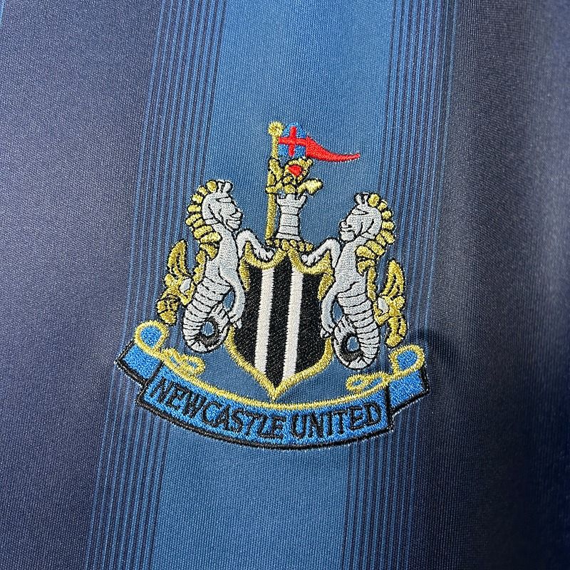 Retro Newcastle United 2005-2006 away - Image 7