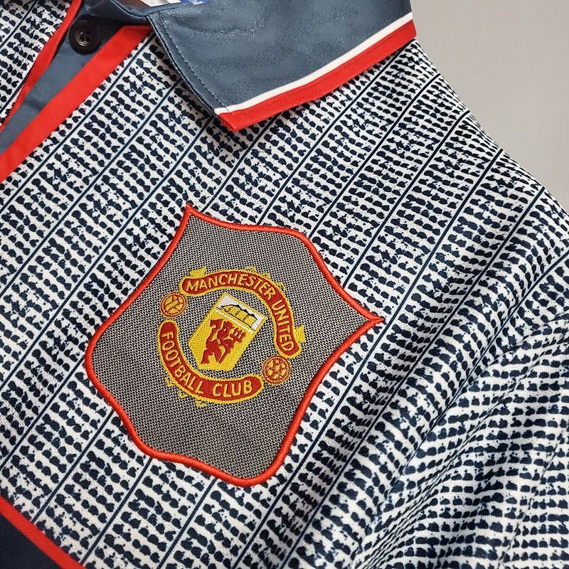 Retro Manchester United 1995-1996 away game - Image 6