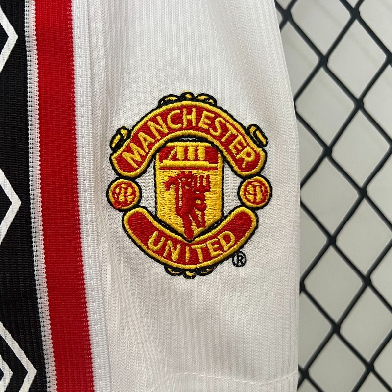 Retro Kid Size Manchester United 1998-1999 home - Image 7