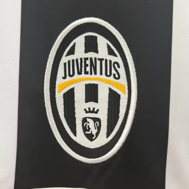 Retro Juventus 2004-2005 home - Image 6