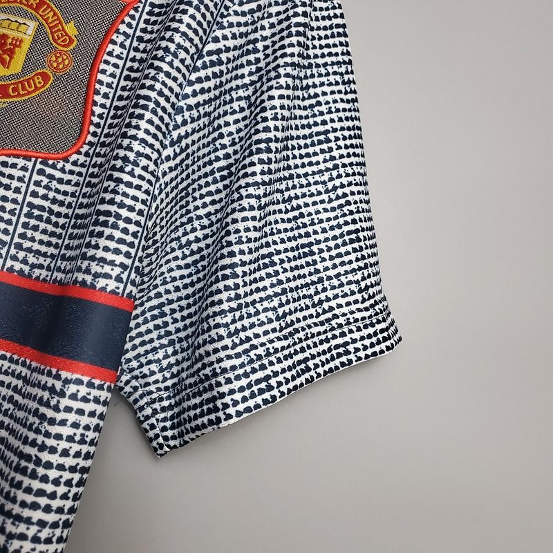 Retro Manchester United 1995-1996 away game - Image 8