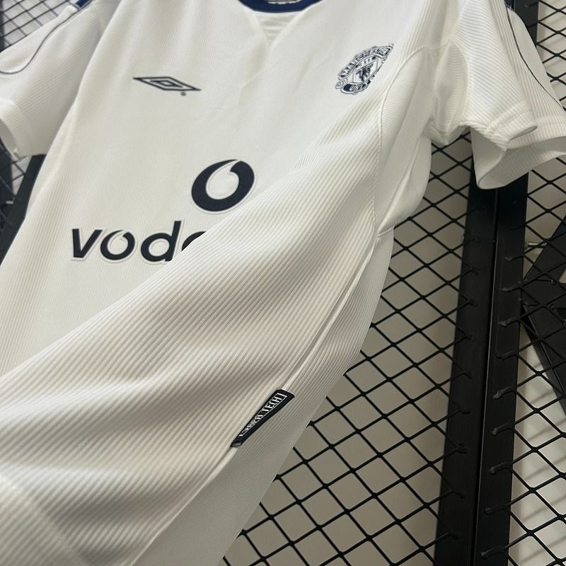Retro Manchester United 2000-2001 away - Image 7